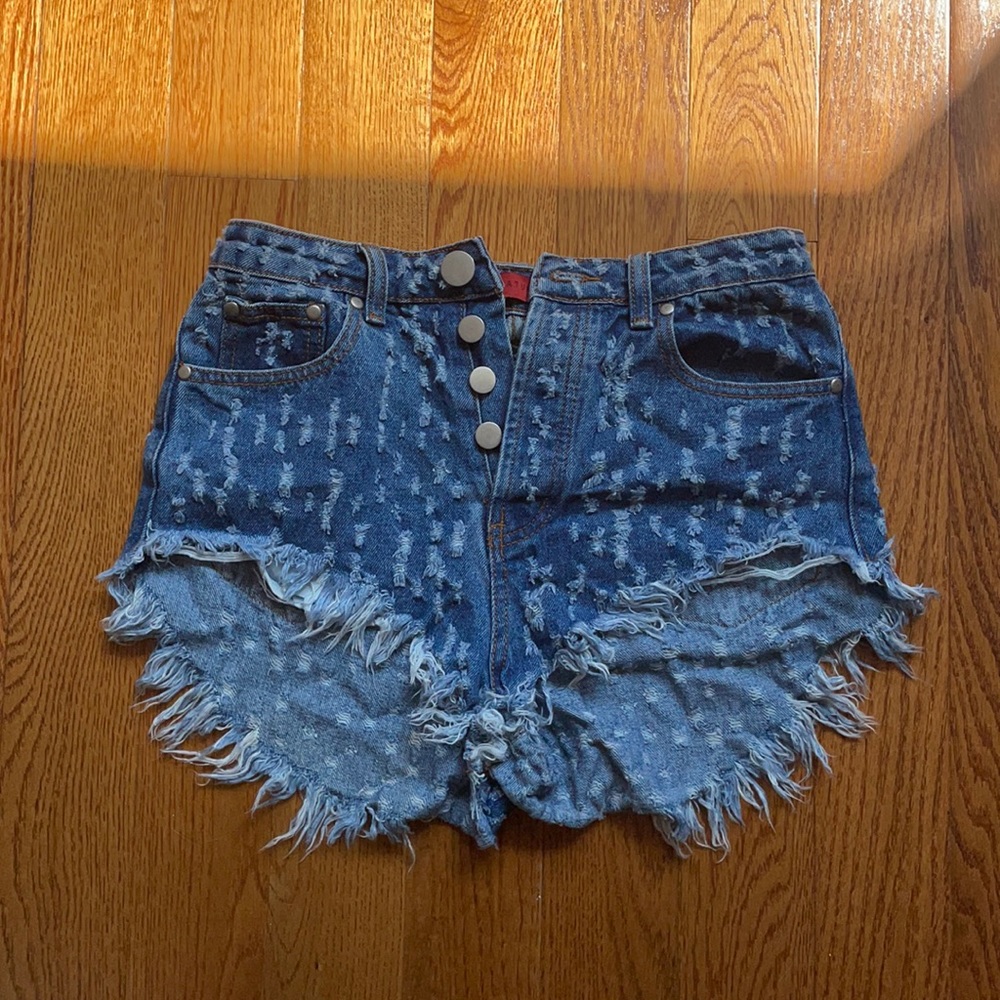 Distressed short shorts
